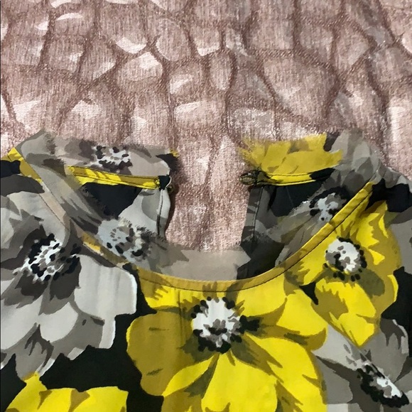 Sleeveless top with gray and yellow flowers - Picture 3 of 3